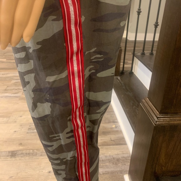 Sofia Vergara Jeans Marcelina utility jogger side stripe camo print - Picture 3 of 7